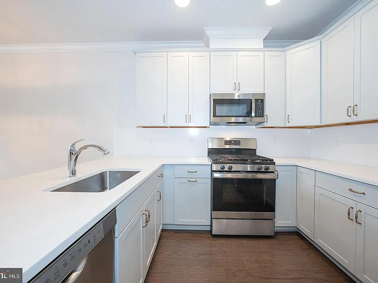 220 Charles Ellis Dr — Photo 15