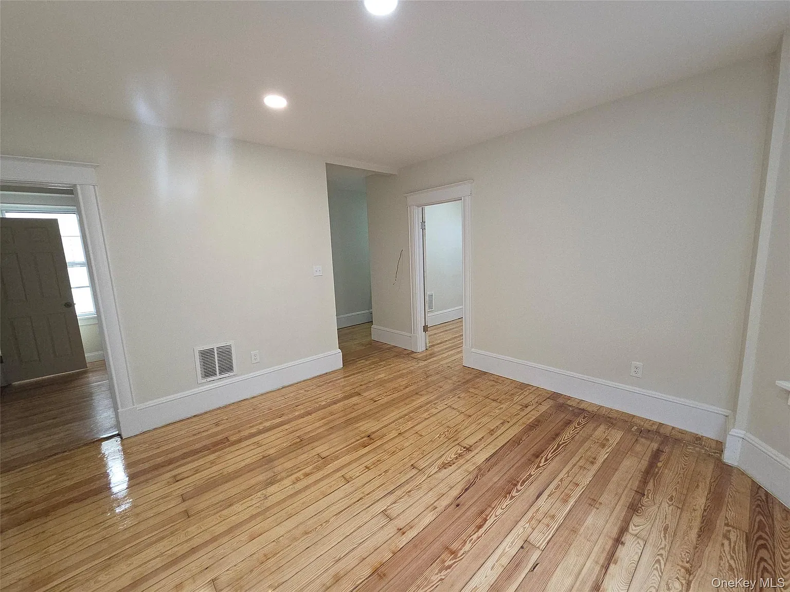 3 bed, 1.0 bath, 1420 sqft, $2,700 — Photo 3