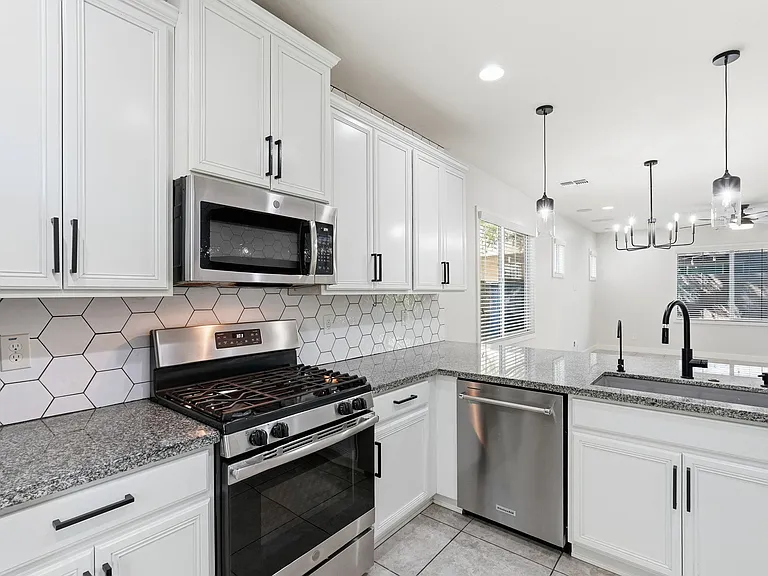 216 E Beatryce St — Photo 12