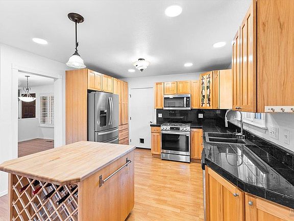 3rd image of 859 Green Way