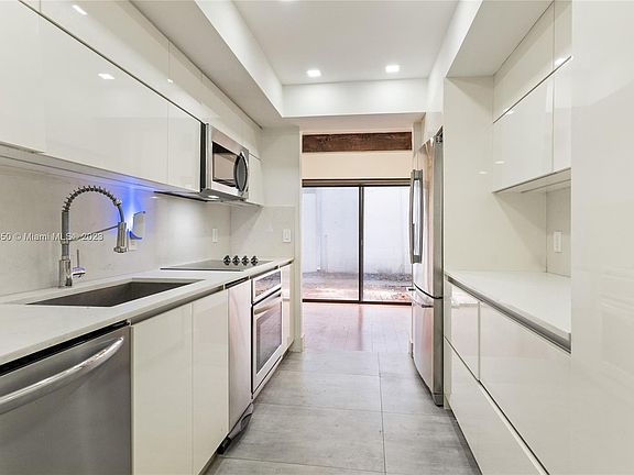 4th image of 19436 NE 26th Ave APT 84B