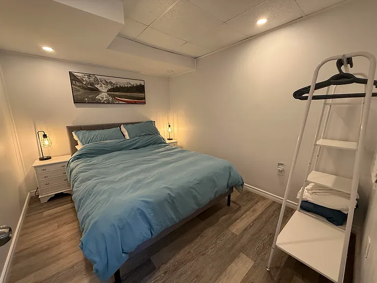 Bedroom 5 with Queen bed