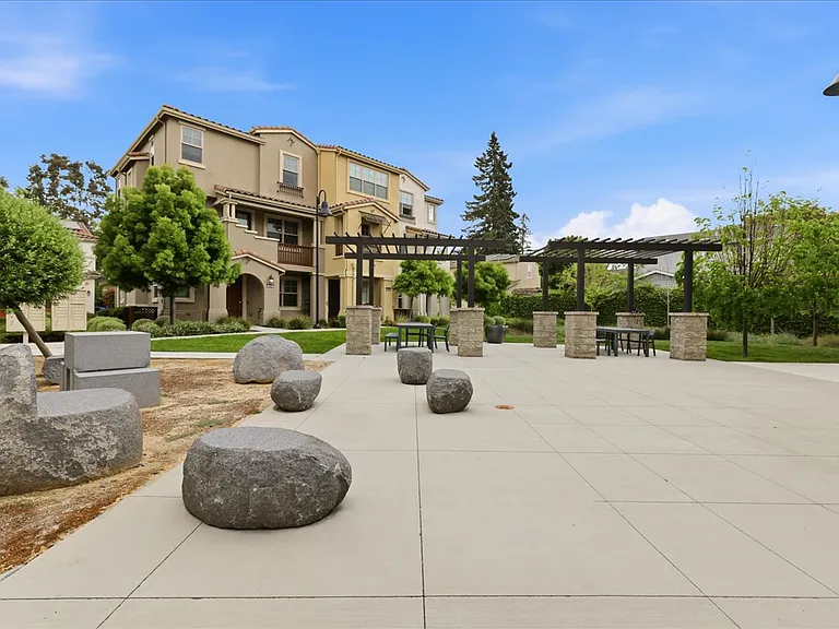 270 Ariana Pl — Photo 2