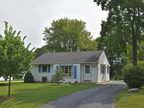 8020 N Regent Rd, Fox Pt, WI 53217