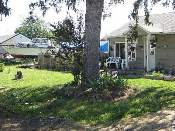 5th image of 230 Marilyn St NE