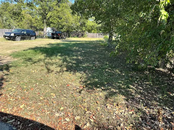 2912 Owens St, Haltom City, TX 76117