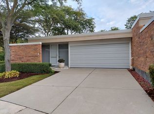 1 Wellington Rd, Northbrook, IL 60062