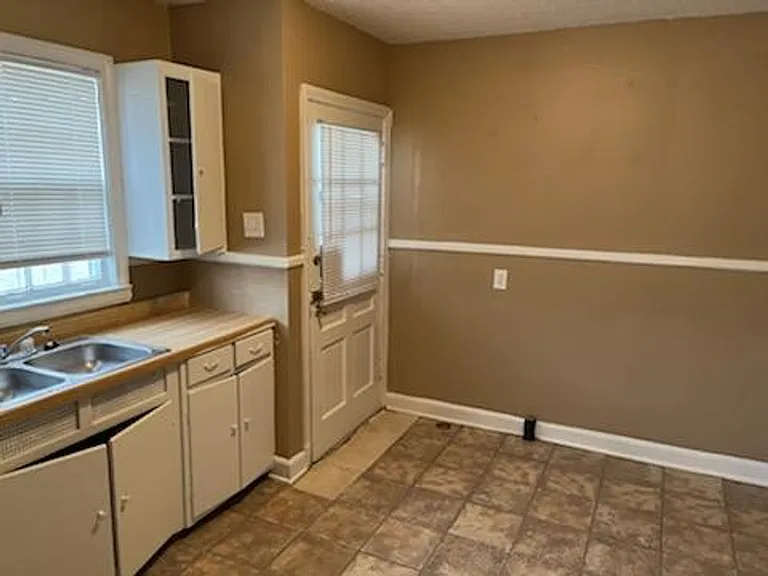 1214 Wilson St — Photo 3