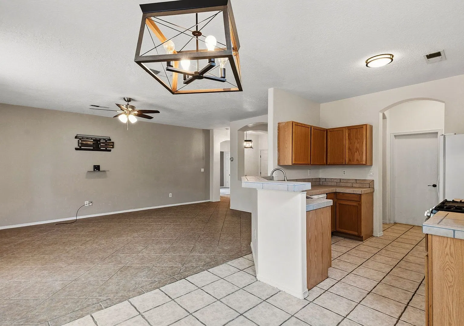 NW Heights 3 Bedroom 2 Bathroom 2 Car Garage — Photo 3
