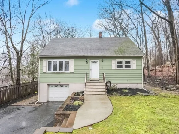 16 Seneca Dr, Ringwood Boro, NJ 07456