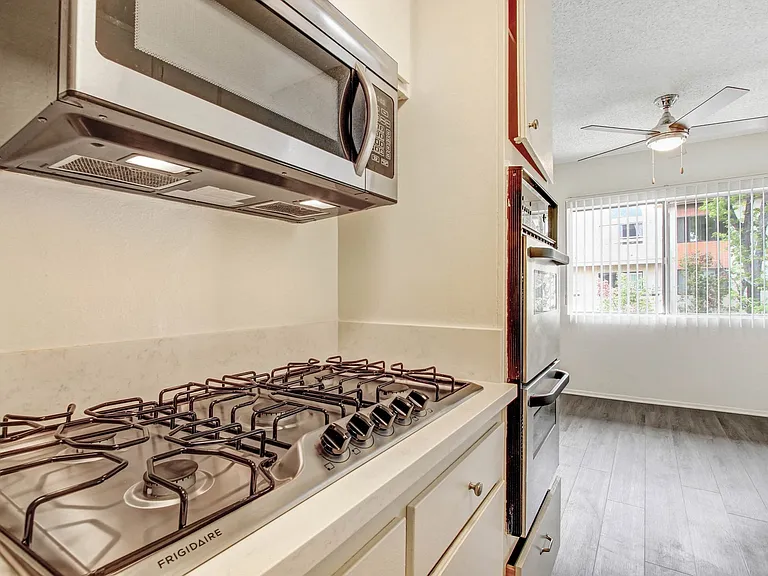 13157 Riverside Dr — Photo 1