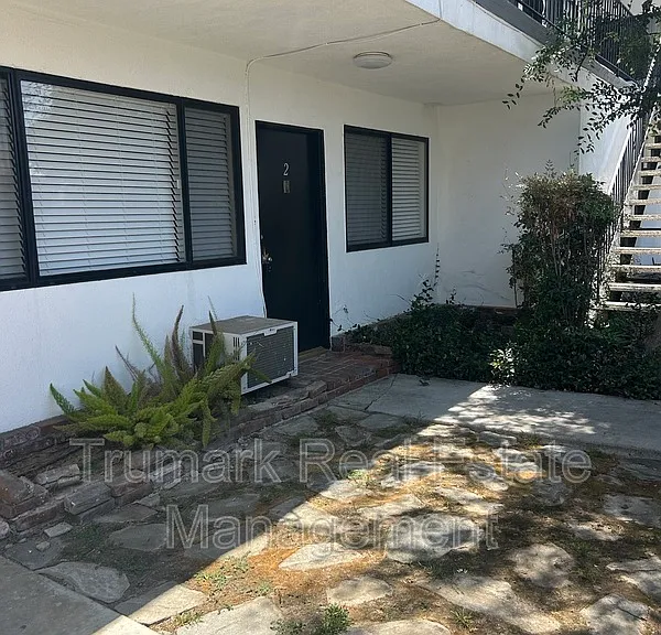 1422 E Maple St #2 — Photo 17