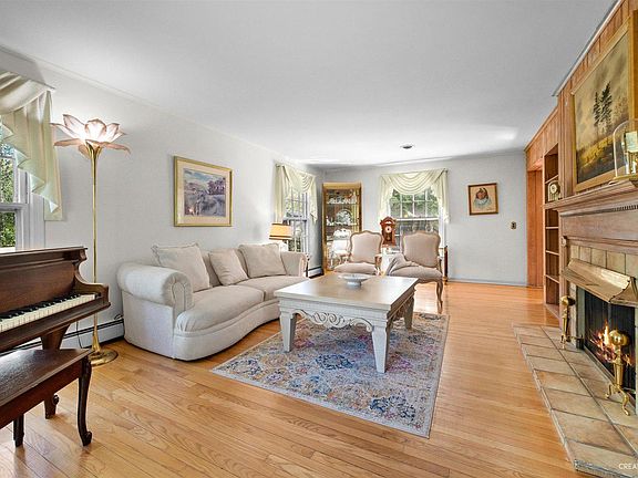 3rd image of 1322 Robinhood Dr