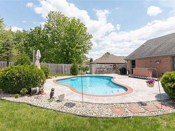 3rd image of 218 Woodland Pl