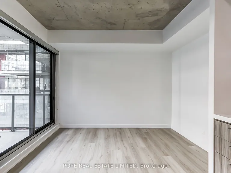 560 King St W #726 — Photo 14