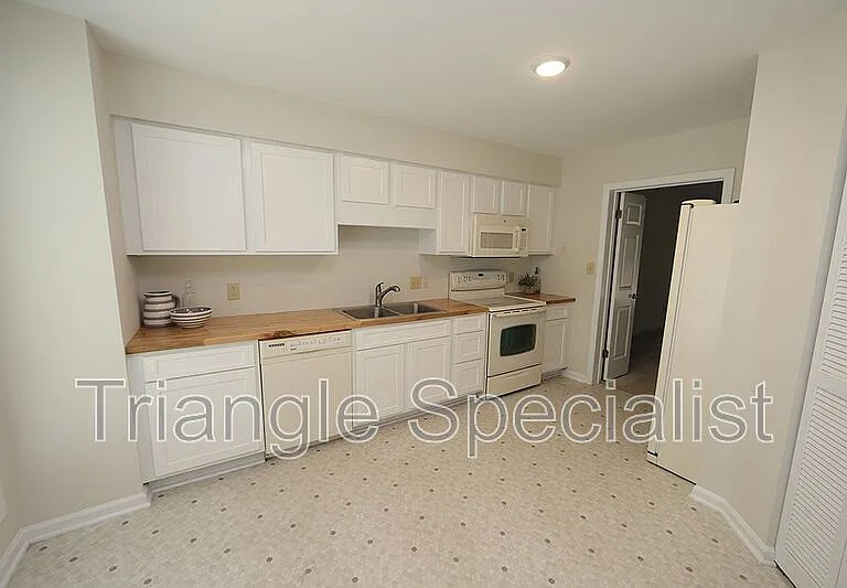 112 Mossbark Ln — Photo 5