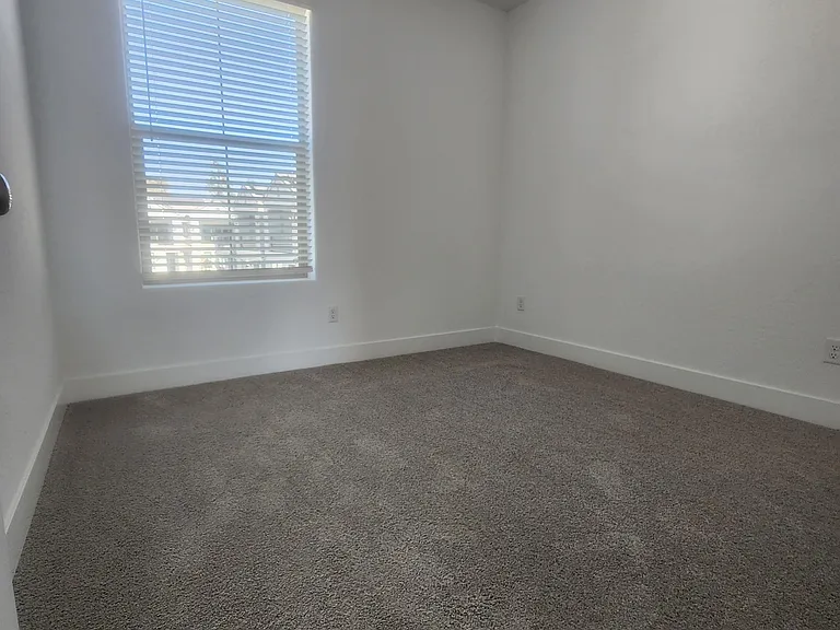 586 W Mahogany Ln — Photo 4