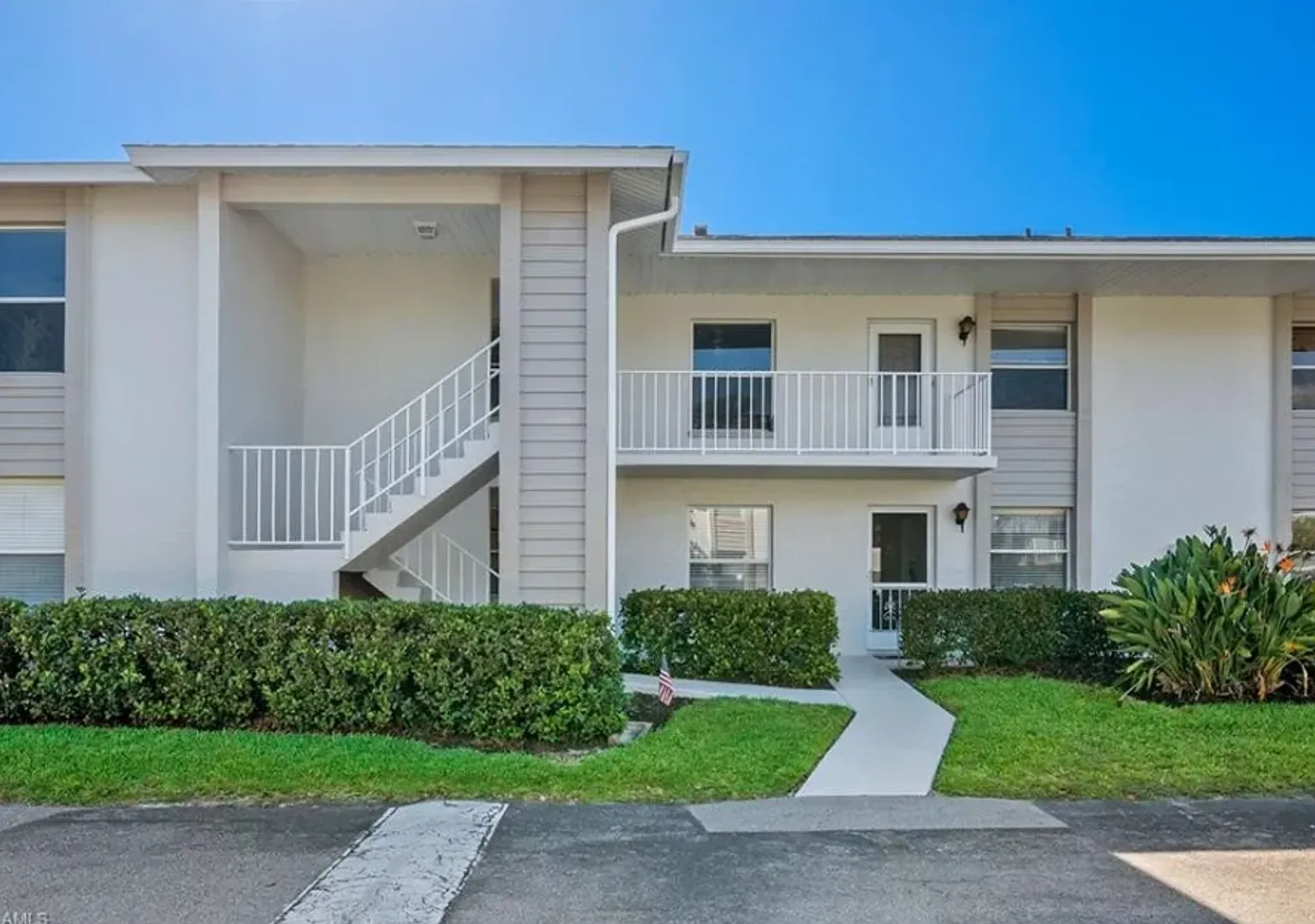 Charming 2 Bed 2 Bath Condo In Naples ** Waiving Move In Fee & Crediting Back Application Fees If... — Photo 2