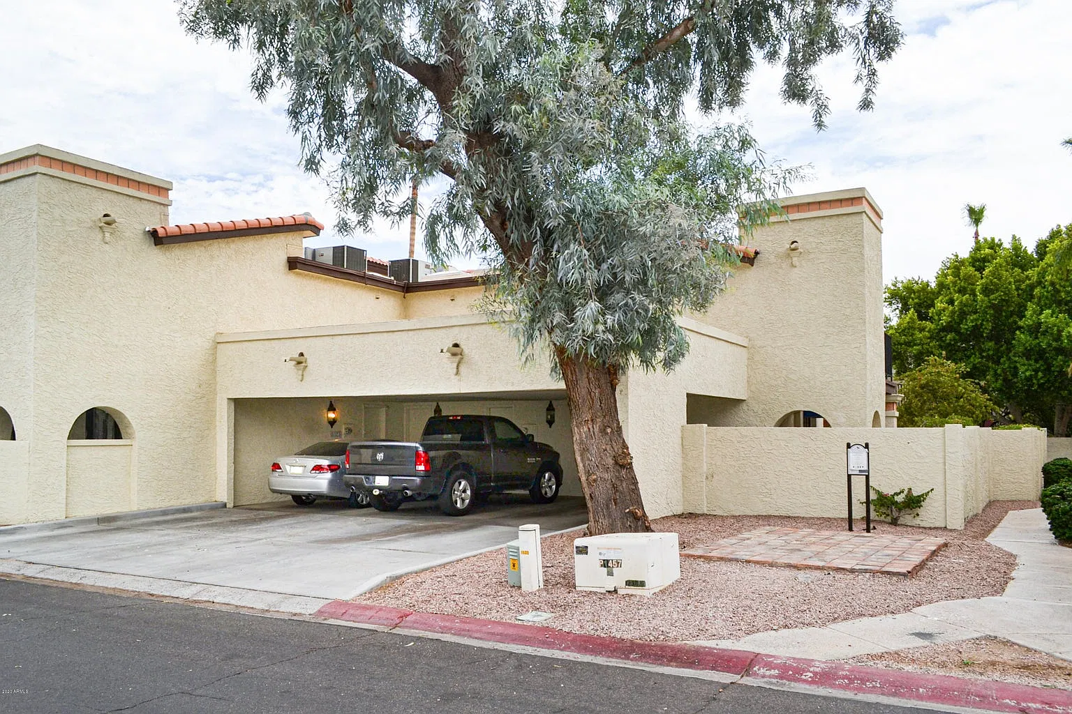 2 bed, 1.5 bath, 1050 sqft, $2,095 — Photo 1
