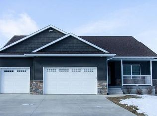 4590 Meadow Creek Dr, Palo, IA 52324