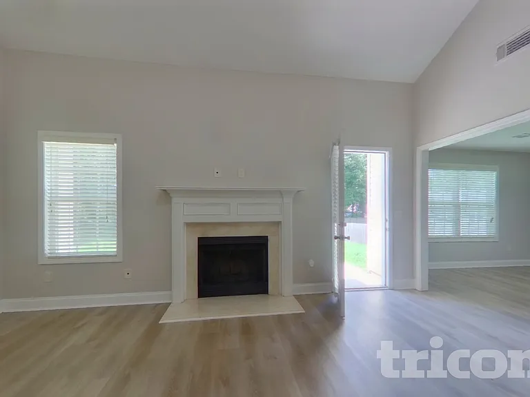 231 W Oak St — Photo 3