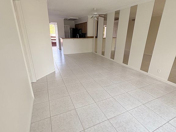 4th image of 2216 N Cypress Bnd #206
