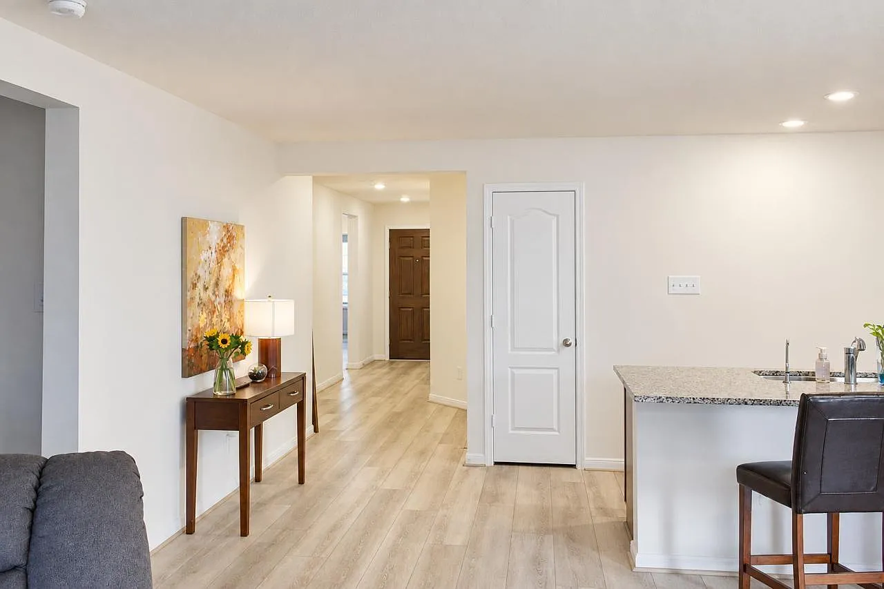 3 bed, 1584 sqft, $2,100 — Photo 2