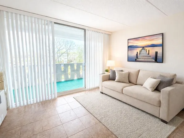 200 Swanton St APT 228, Winchester, MA 01890