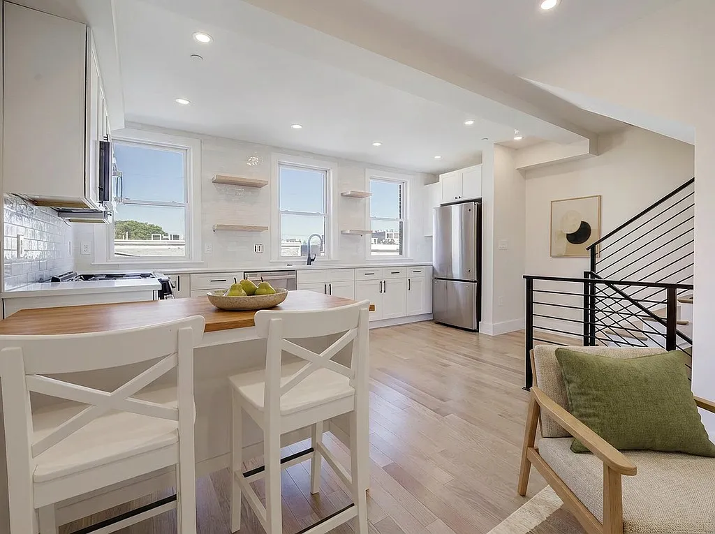 2 bed, 975 sqft, $4,200 — Photo 3