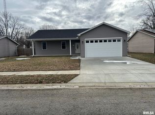 910 E Heights Ave, Taylorville, IL 62568