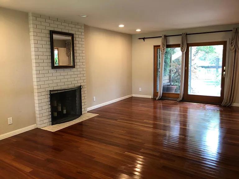 21960 Oaknoll Ct — Photo 2