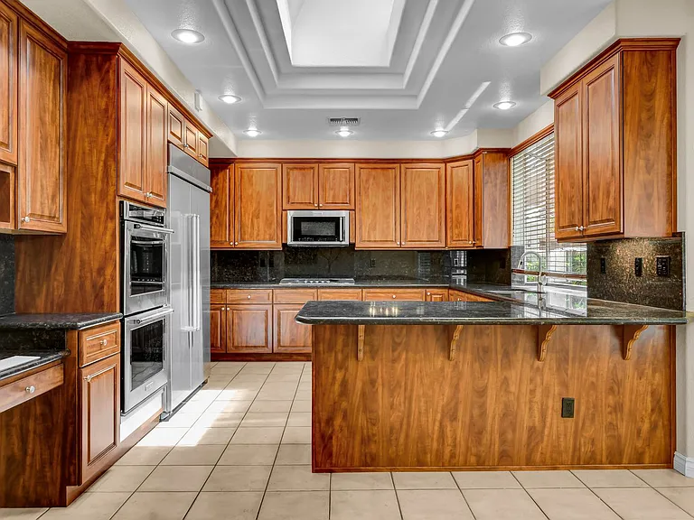 9101 Crystal Lake Ct — Photo 30