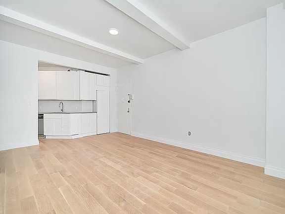 4th image of 135 E 50th St APT 5G