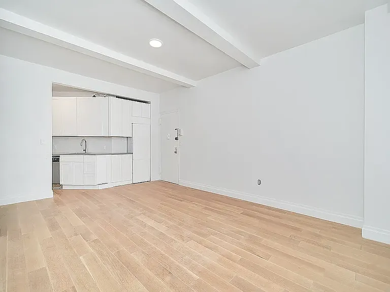 135 E 50th St #5G — Photo 4