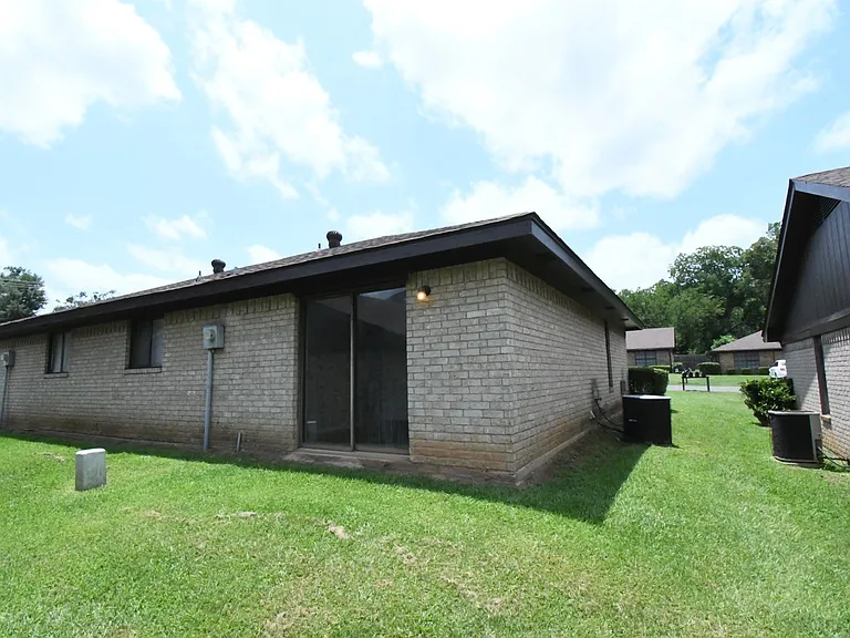 102 Parklane Dr — Photo 21