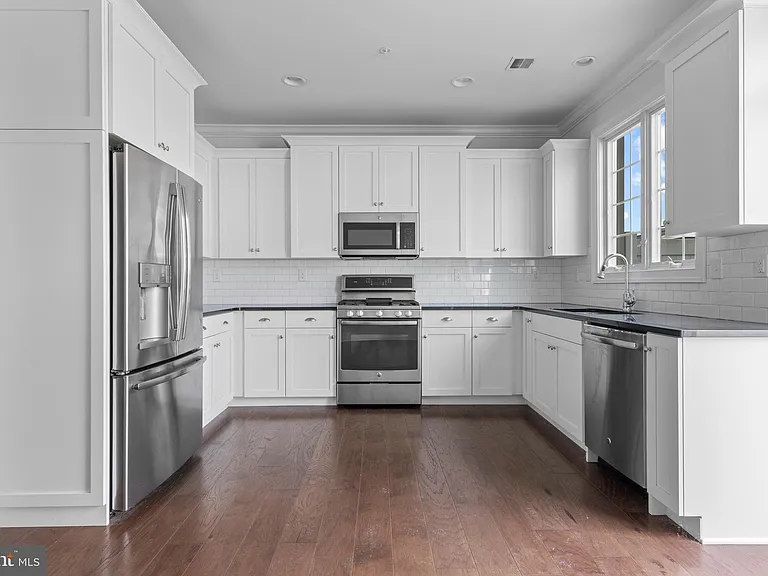 619 W Mulberry St — Photo 13