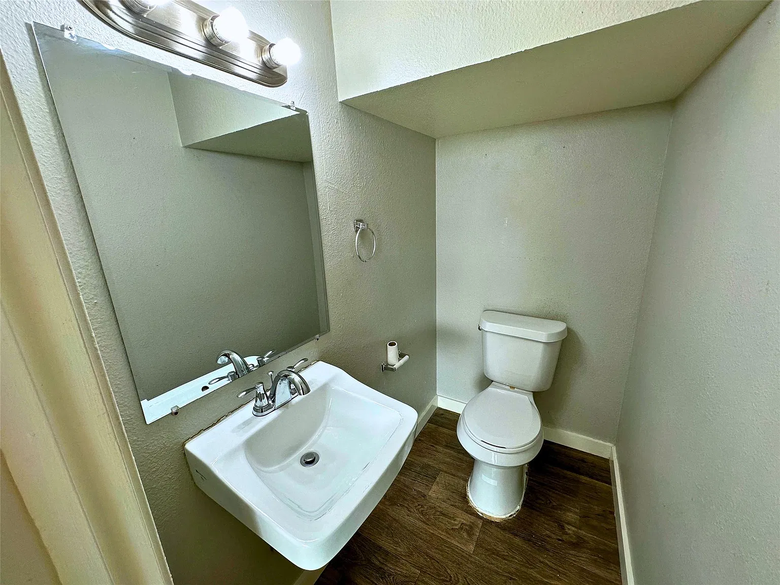 2 bed, 1.5 bath, 900 sqft, $1,295 — Photo 3