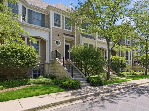 1918 Lynn Cir, Libertyville, IL 60048