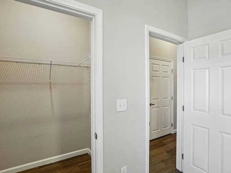Horseshoe Apartments — Photo 35