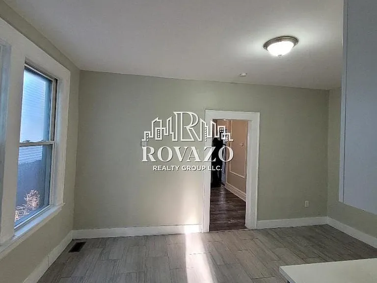 248 Nye Ave #5 — Photo 4