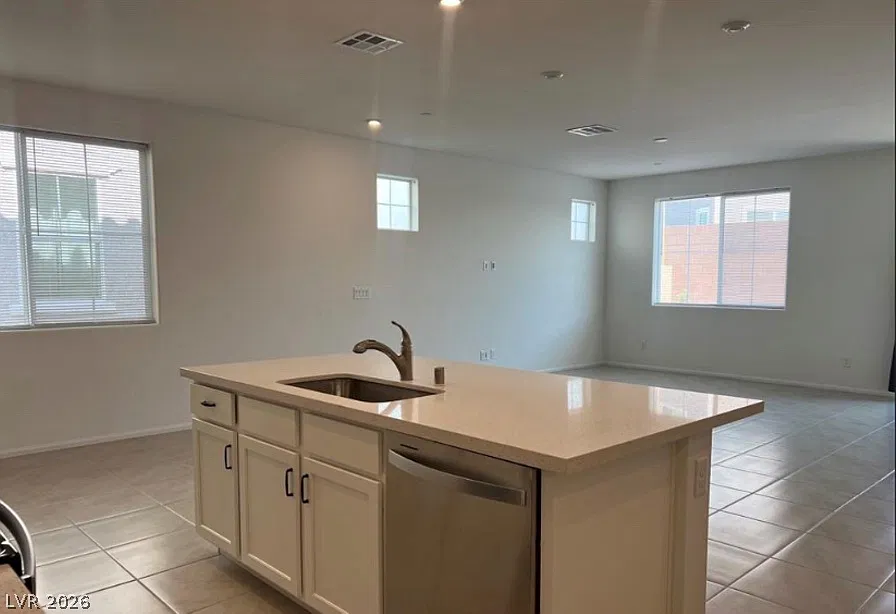 5 bed, 3.5 bath, 2893 sqft, $3,500 — Photo 4