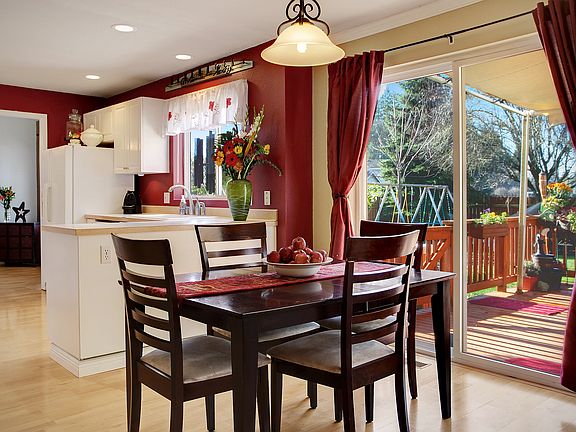 Spacious eating nook off kitchen.  Have bfast & enjoy your backyard view.