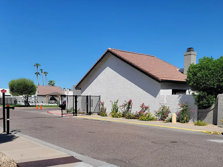 2426 W Earll Dr — Photo 9