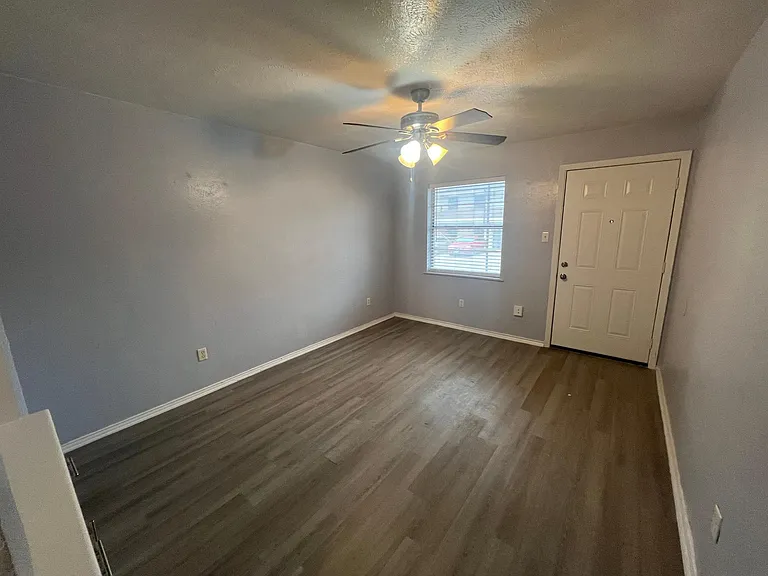 Hampton Gardens Apartment — Photo 34