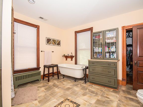 4th image of 122 E Main St