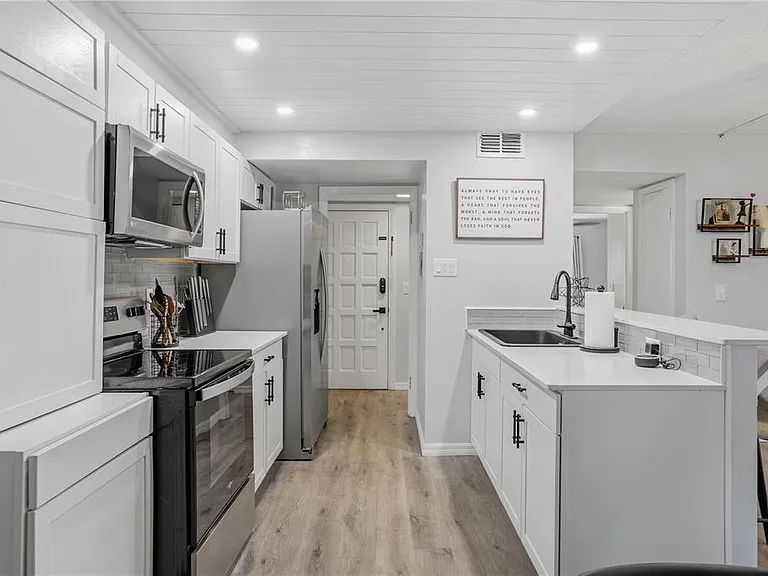 1154 Paseo Del Sol #B — Photo 8