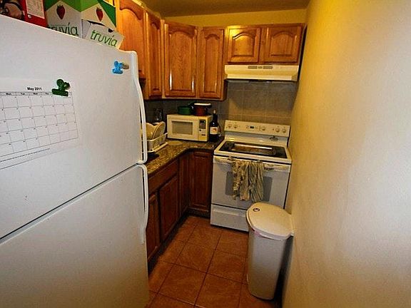 2nd image of 1902 N Darien St #1