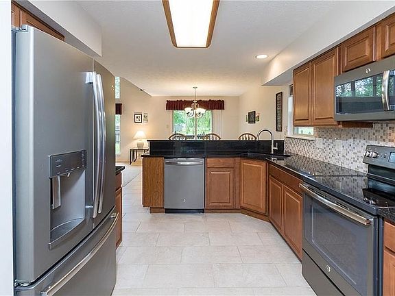 4th image of 38 Somerset Cir