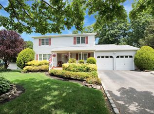 15 Westwood Ct, Ronkonkoma, NY 11779