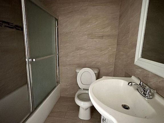 5th image of 1433 W Girard Ave #2F